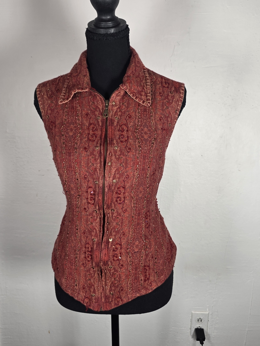 Whimpsy Sleeveless Embellished Button-Front Women's Top in Rust Red